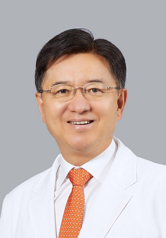 윤호주 의무부총장 겸 의료원장.jpg