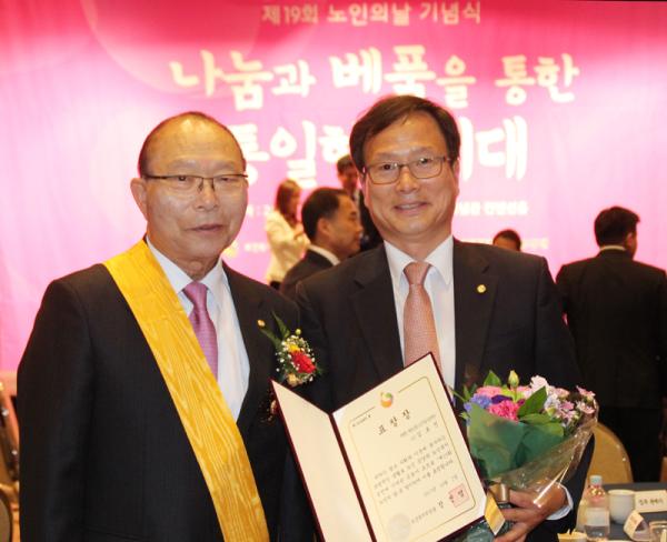 대한노인회 이심 회장님과 김효진 의료지원본부 부장